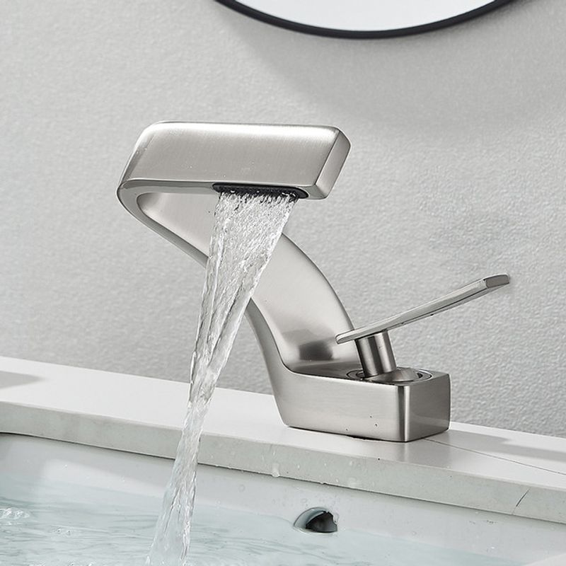 Casa si Gradina - Sanitare - Lavoar baie si accesorii - Baterii sanitare - Baterie chiuveta baie, Blackswan, Tip M205, model nichel cu pipa tip cascada, dimensiune 15 cm - Infinity.ro