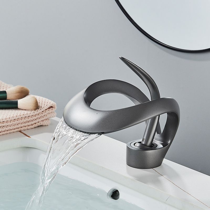 Casa si Gradina - Sanitare - Lavoar baie si accesorii - Baterii sanitare - Baterie chiuveta baie, Blackswan, Tip M216, model gri antracit cu pipa tip cascada, dimensiune 15 cm - Infinity.ro