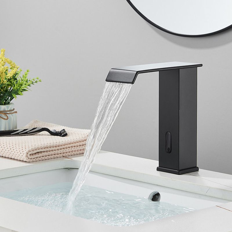 Casa si Gradina - Sanitare - Lavoar baie si accesorii - Baterii sanitare - Baterie chiuveta baie, Blackswan, Tip M181, model negru cu pipa tip cascada si senzor, dimensiune 17.5 cm - Infinity.ro