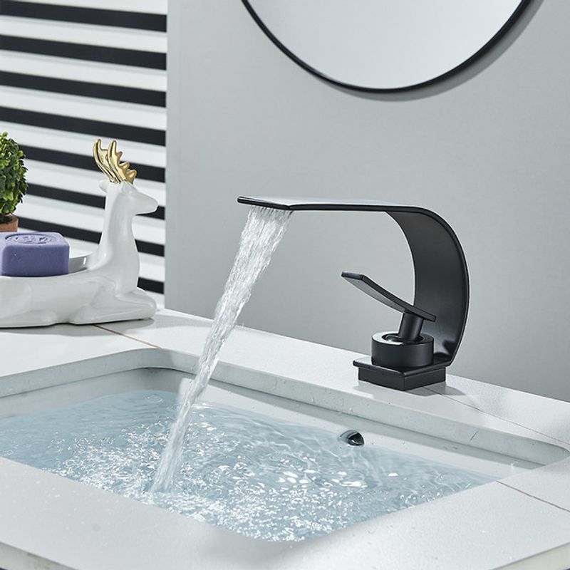 Casa si Gradina - Sanitare - Lavoar baie si accesorii - Baterii sanitare - Baterie chiuveta baie, Blackswan, Tip M247, model negru mat Waves, dimensiune 20 cm - Infinity.ro