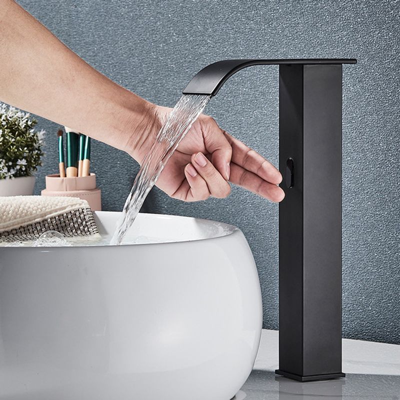 Casa si Gradina - Sanitare - Lavoar baie si accesorii - Baterii sanitare - Baterie chiuveta baie, Blackswan, Tip M184, model negru inalt cu pipa tip cascada si senzor, dimensiune 31 cm - Infinity.ro