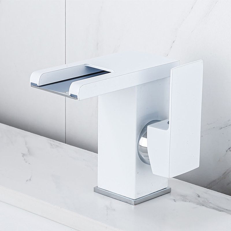 Casa si Gradina - Sanitare - Lavoar baie si accesorii - Baterii sanitare - Baterie chiuveta baie, Blackswan, Tip M190, model alb scurt cu pipa tip cascada si LED, dimensiune 12.5 cm - Infinity.ro