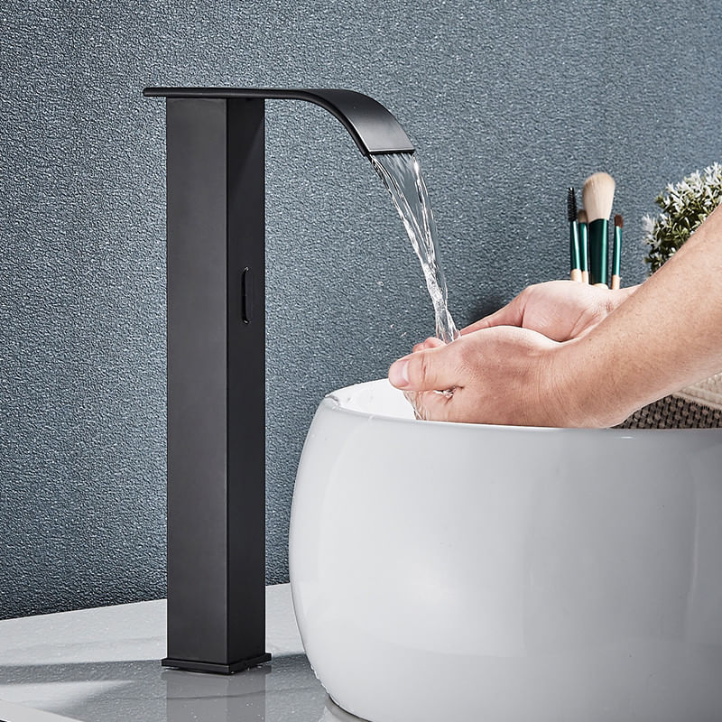 Casa si Gradina - Sanitare - Lavoar baie si accesorii - Baterii sanitare - Baterie chiuveta baie, Blackswan, Tip M184, model negru inalt cu pipa tip cascada si senzor, dimensiune 31 cm - Infinity.ro