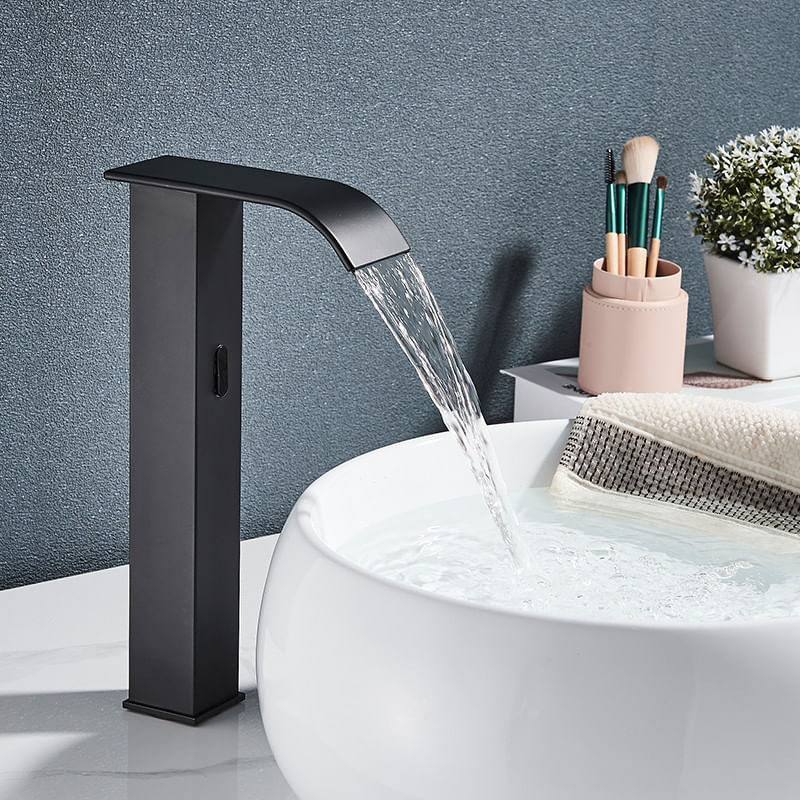Casa si Gradina - Sanitare - Lavoar baie si accesorii - Baterii sanitare - Baterie chiuveta baie, Blackswan, Tip M184, model negru inalt cu pipa tip cascada si senzor, dimensiune 31 cm - Infinity.ro