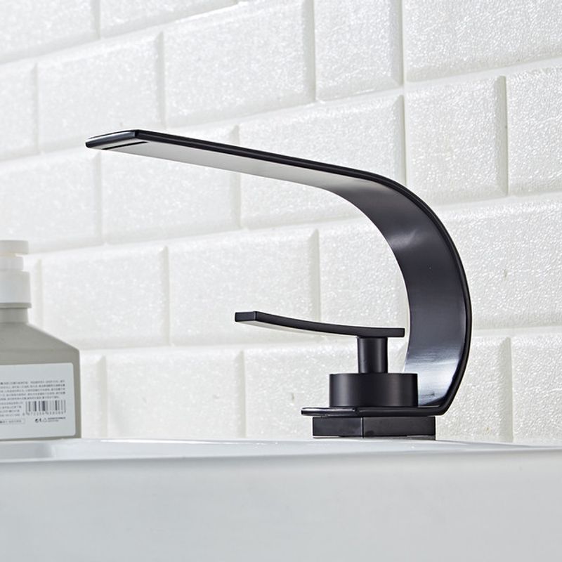 Casa si Gradina - Sanitare - Lavoar baie si accesorii - Baterii sanitare - Baterie chiuveta baie, Blackswan, Tip M247, model negru mat Waves, dimensiune 20 cm - Infinity.ro