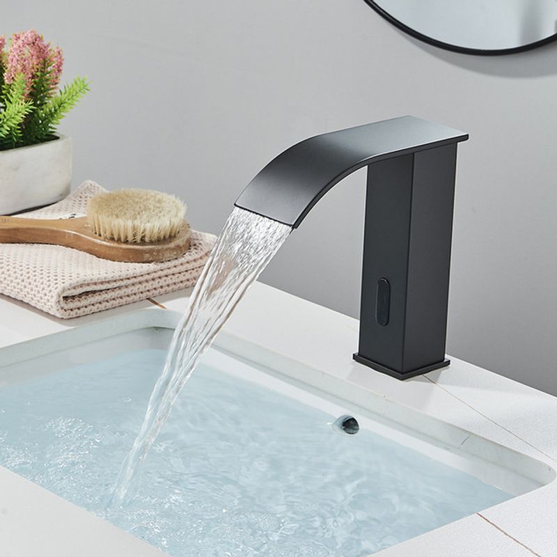 Casa si Gradina - Sanitare - Lavoar baie si accesorii - Baterii sanitare - Baterie chiuveta baie, Blackswan, Tip M183, model negru scurt cu pipa tip cascada si senzor, dimensiune 15 cm - Infinity.ro