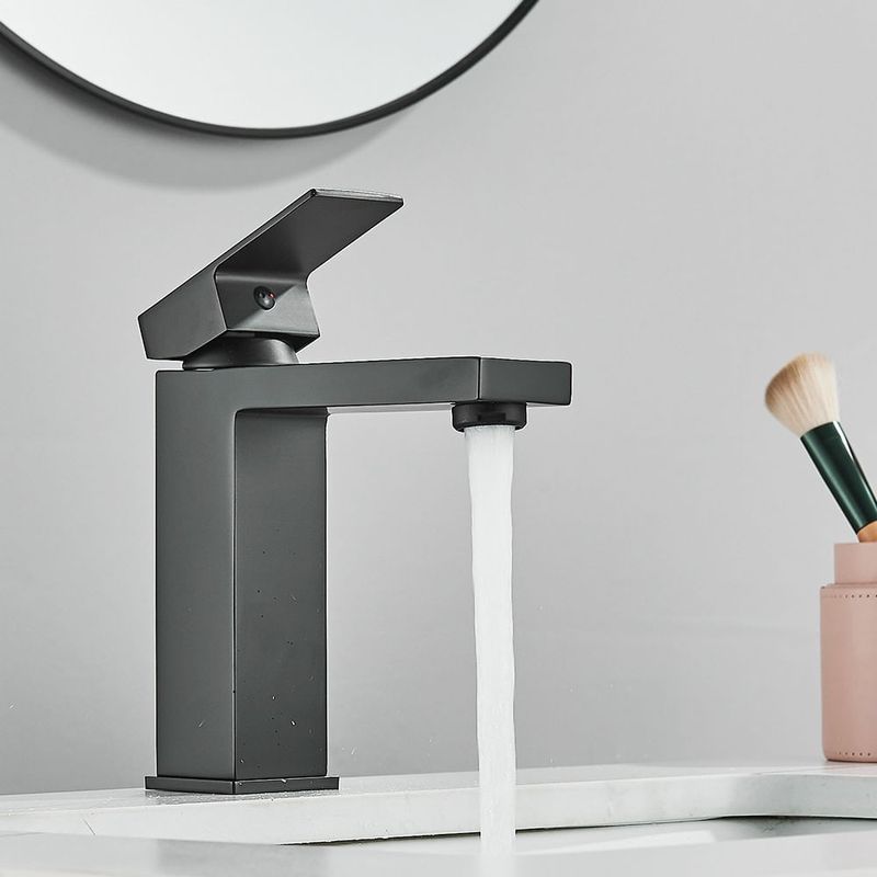 Casa si Gradina - Sanitare - Lavoar baie si accesorii - Baterii sanitare - Baterie chiuveta baie, Blackswan, Tip M311, model gri antracit scurt, dimensiune 18.5 cm - Infinity.ro