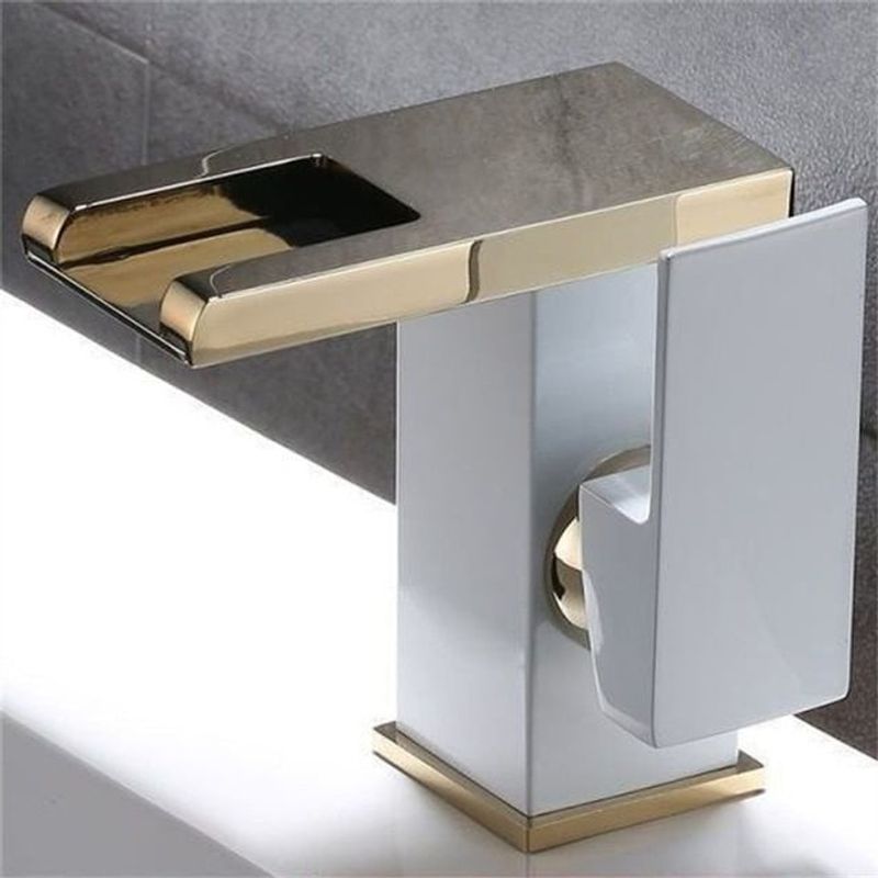 Casa si Gradina - Sanitare - Lavoar baie si accesorii - Baterii sanitare - Baterie chiuveta baie, Blackswan, Tip M243, model alb/ auriu scurt cu pipa tip cascada si LED, dimensiune 12.5 cm - Infinity.ro