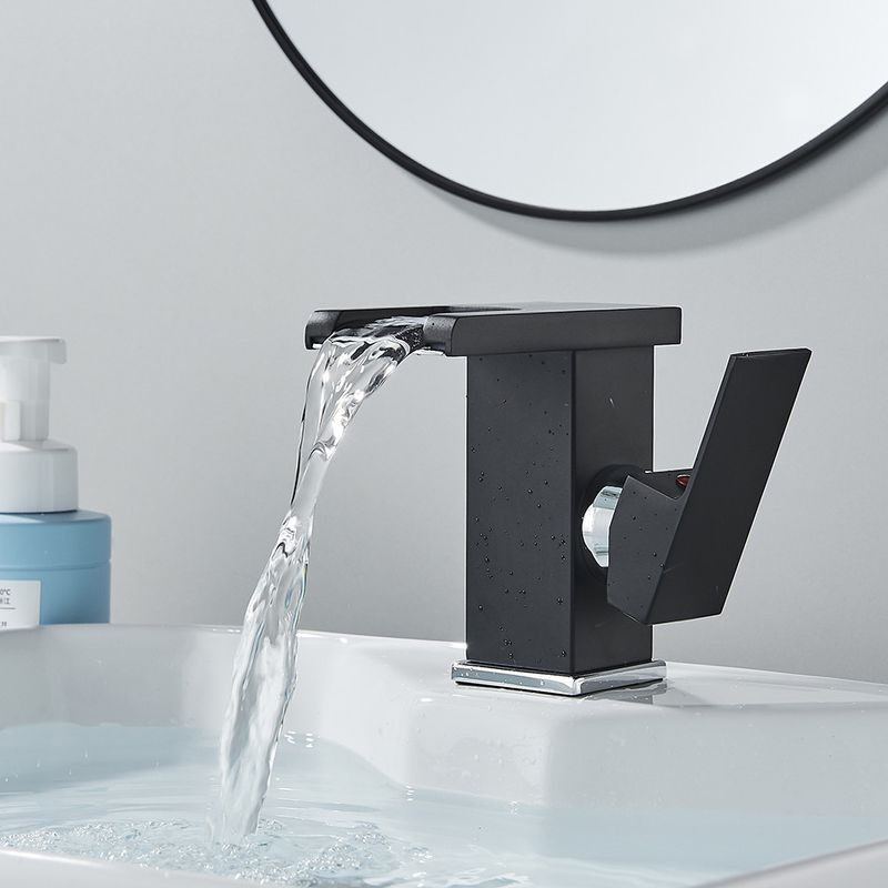 Casa si Gradina - Sanitare - Lavoar baie si accesorii - Baterii sanitare - Baterie chiuveta baie, Blackswan, Tip M173, model negru mat cu LED, dimensiune 12.5 cm - Infinity.ro