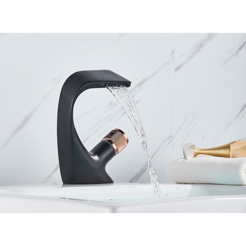Casa si Gradina - Sanitare - Lavoar baie si accesorii - Baterii sanitare - Baterie chiuveta baie, Blackswan, Tip cascada M47, model negru/ rose gold, dimensiune 19 cm - Infinity.ro