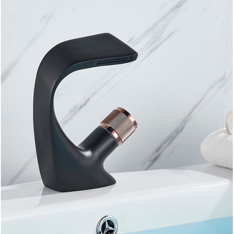 Casa si Gradina - Sanitare - Lavoar baie si accesorii - Baterii sanitare - Baterie chiuveta baie, Blackswan, Tip cascada M47, model negru/ rose gold, dimensiune 19 cm - Infinity.ro