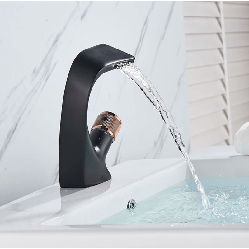 Casa si Gradina - Sanitare - Lavoar baie si accesorii - Baterii sanitare - Baterie chiuveta baie, Blackswan, Tip cascada M47, model negru/ rose gold, dimensiune 19 cm - Infinity.ro