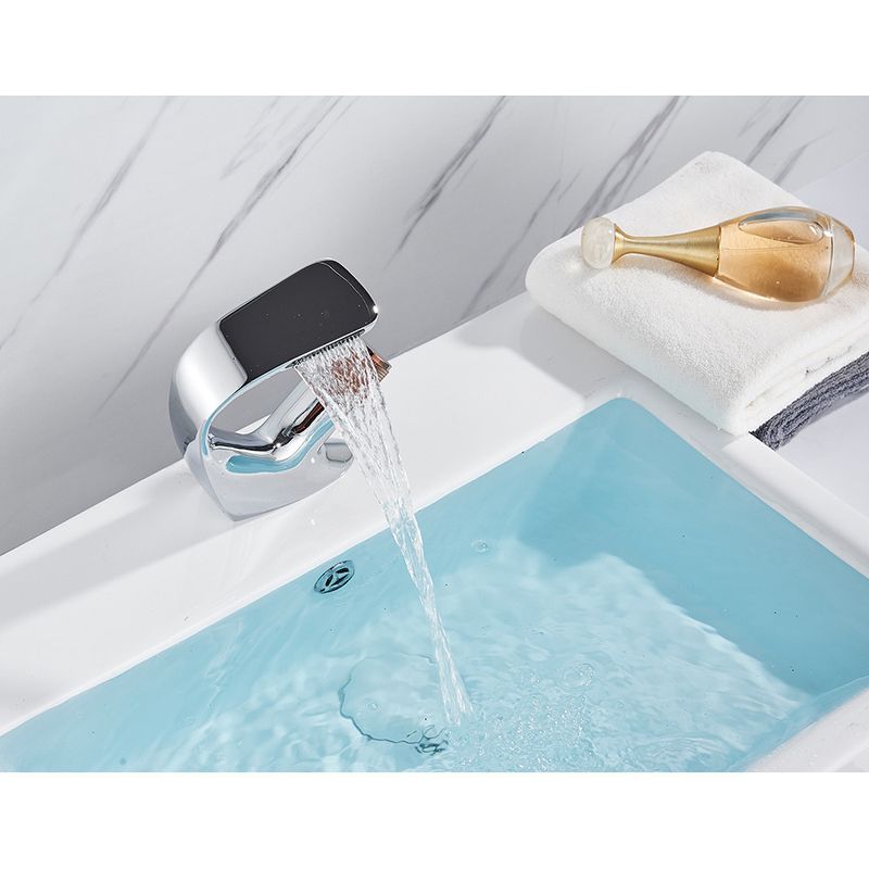 Casa si Gradina - Sanitare - Lavoar baie si accesorii - Baterii sanitare - Baterie chiuveta baie, Blackswan, Tip cascada M46, model crom/ rose gold, dimensiune 19 cm - Infinity.ro