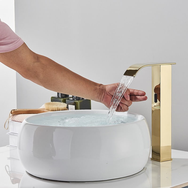 Casa si Gradina - Sanitare - Lavoar baie si accesorii - Baterii sanitare - Baterie chiuveta baie, Blackswan, Tip M304, model auriu inalt cu pipa tip cascada si senzor, dimensiune 31 cm - Infinity.ro