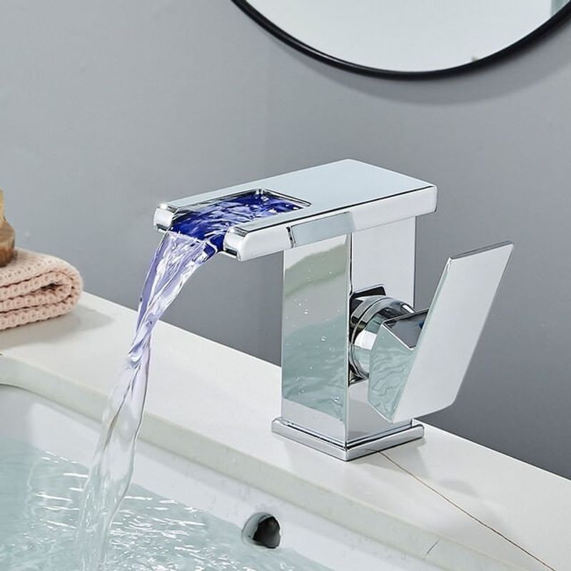 Casa si Gradina - Sanitare - Lavoar baie si accesorii - Baterii sanitare - Baterie chiuveta baie, Blackswan, Tip M188, model crom scurt cu pipa tip cascada si LED, dimensiune 12.5 cm - Infinity.ro
