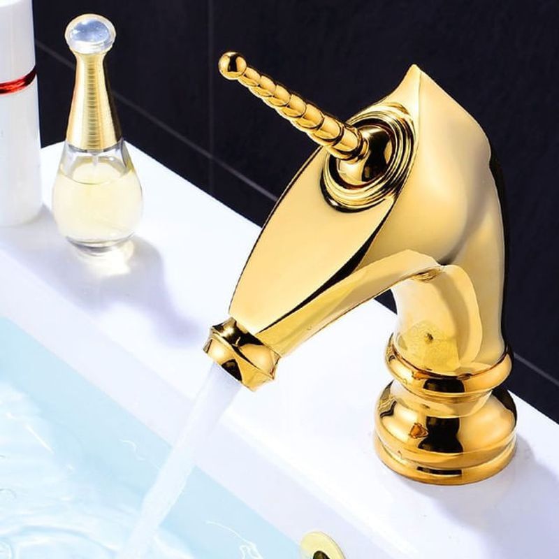 Casa si Gradina - Sanitare - Lavoar baie si accesorii - Baterii sanitare - Baterie chiuveta baie, Blackswan, Tip M283 Unicorn, model auriu scurt, dimensiune 20 cm - Infinity.ro