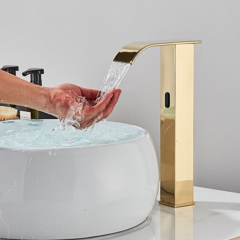 Casa si Gradina - Sanitare - Lavoar baie si accesorii - Baterii sanitare - Baterie chiuveta baie, Blackswan, Tip M304, model auriu inalt cu pipa tip cascada si senzor, dimensiune 31 cm - Infinity.ro