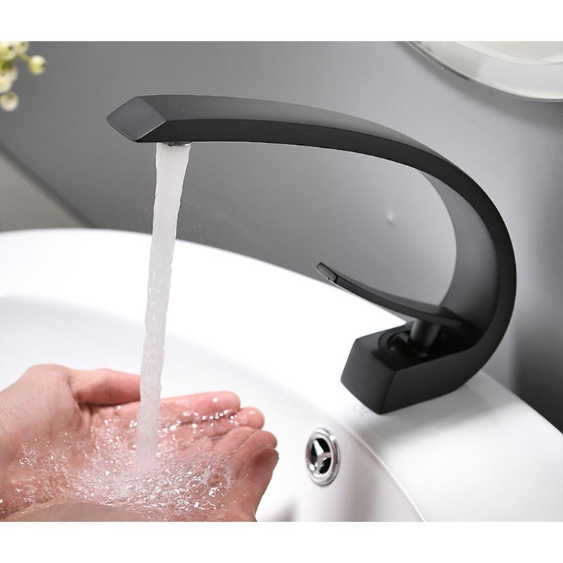 Casa si Gradina - Sanitare - Lavoar baie si accesorii - Baterii sanitare - Baterie chiuveta baie, Blackswan, Tip M10, model negru, dimensiune 18 cm - Infinity.ro
