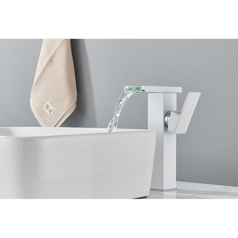 Casa si Gradina - Sanitare - Lavoar baie si accesorii - Baterii sanitare - Baterie chiuveta baie, Blackswan, Tip M299, model alb inalt cu pipa tip cascada si LED, dimensiune 24 cm - Infinity.ro