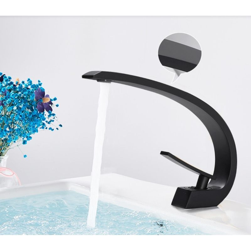 Casa si Gradina - Sanitare - Lavoar baie si accesorii - Baterii sanitare - Baterie chiuveta baie, Blackswan, Tip M10, model negru, dimensiune 18 cm - Infinity.ro