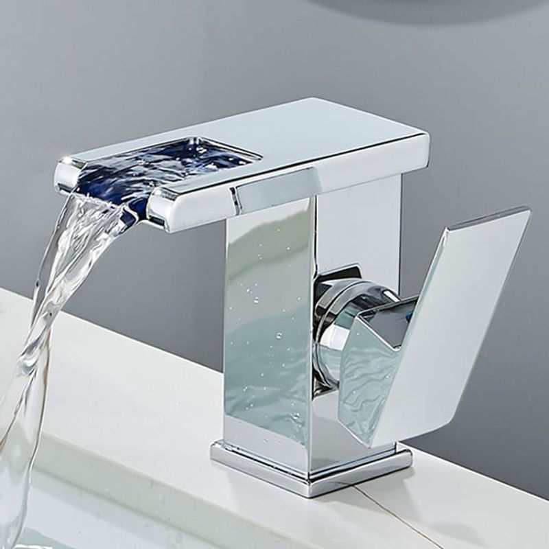 Casa si Gradina - Sanitare - Lavoar baie si accesorii - Baterii sanitare - Baterie chiuveta baie, Blackswan, Tip M188, model crom scurt cu pipa tip cascada si LED, dimensiune 12.5 cm - Infinity.ro