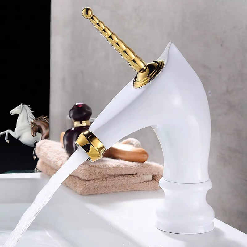 Casa si Gradina - Sanitare - Lavoar baie si accesorii - Baterii sanitare - Baterie chiuveta baie, Blackswan, Tip M278 Unicorn, model alb/ auriu scurt, dimensiune 20 cm - Infinity.ro