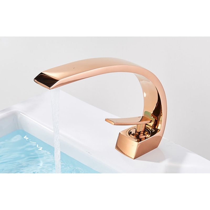 Casa si Gradina - Sanitare - Lavoar baie si accesorii - Baterii sanitare - Baterie chiuveta baie, Blackswan, Tip M92, model rose gold, dimensiune 16.6 cm - Infinity.ro