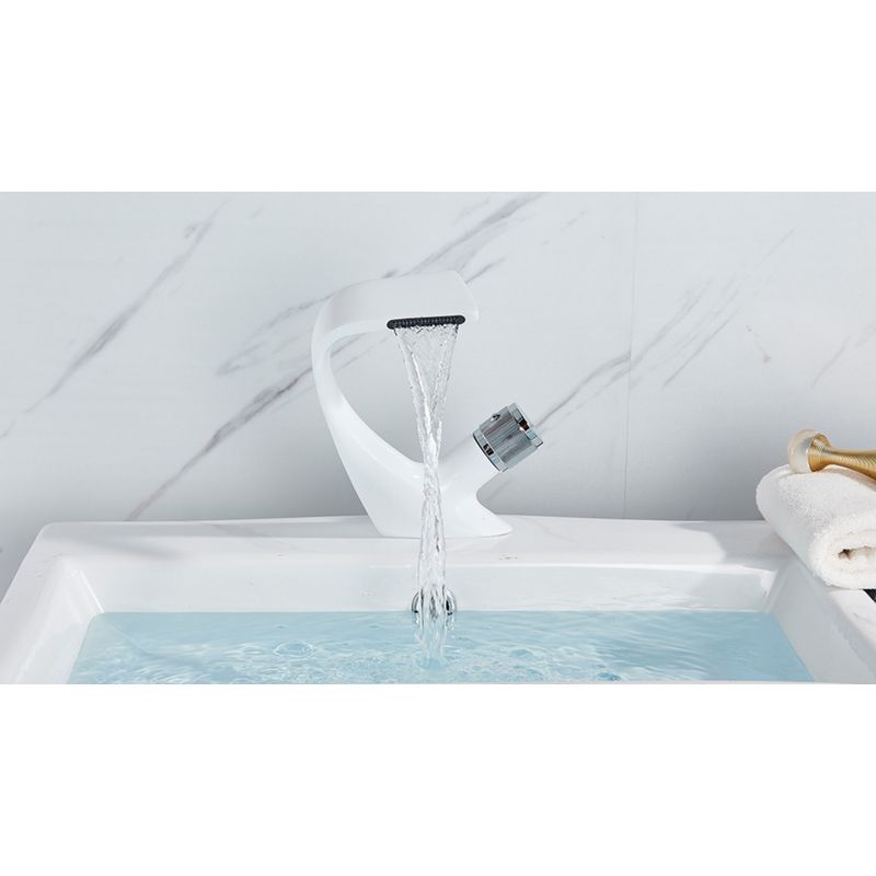 Casa si Gradina - Sanitare - Lavoar baie si accesorii - Baterii sanitare - Baterie chiuveta baie, Blackswan, Tip cascada M48, model alb/ crom, dimensiune 19 cm - Infinity.ro