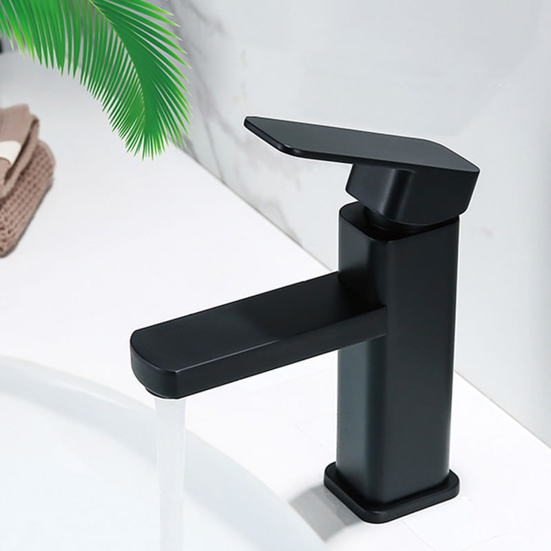 Casa si Gradina - Sanitare - Lavoar baie si accesorii - Baterii sanitare - Baterie chiuveta baie, Blackswan, Tip M105, model negru scurt, dimensiune 18.7 cm - Infinity.ro