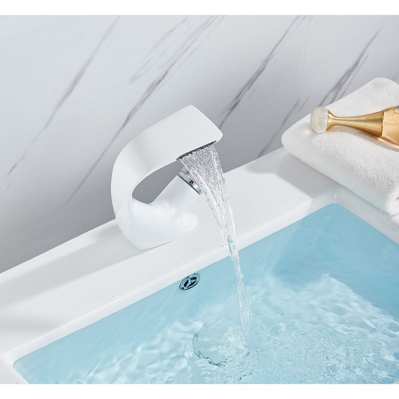 Casa si Gradina - Sanitare - Lavoar baie si accesorii - Baterii sanitare - Baterie chiuveta baie, Blackswan, Tip cascada M48, model alb/ crom, dimensiune 19 cm - Infinity.ro
