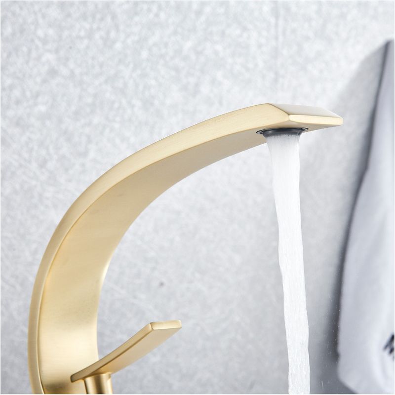 Casa si Gradina - Sanitare - Lavoar baie si accesorii - Baterii sanitare - Baterie chiuveta baie, Blackswan, Tip M11, model auriu mat, dimensiune 18 cm - Infinity.ro