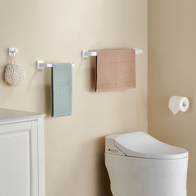 Casa si Gradina - Sanitare - Suporturi si accesorii baie - Suporturi baie - Set accesorii baie, Blackswan, Tip M32, 4 piese, model alb, dimensiune 40 cm - Infinity.ro
