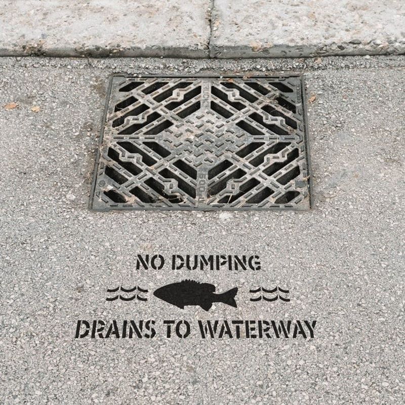 Casa si Gradina - Decoratiuni - DIY - Sabloane decorative pereti - Sablon Perete vopsire, tencuiala 0.7mm No Dumping Drains to Waterway Refolosibil, model MXSP7216, 300 x 300 mm, 0.70mm - Infinity.ro