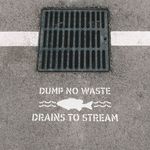 Casa si Gradina - Decoratiuni - DIY - Sabloane decorative pereti - Sablon Perete vopsire, tencuiala 0.7mm No Dumping Drains to Stream Refolosibil, model MXSP7226, 500 x 500 mm, 0.70mm - Infinity.ro