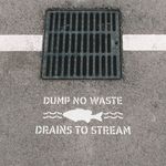 Casa si Gradina - Decoratiuni - DIY - Sabloane decorative pereti - Sablon Perete vopsire, tencuiala 0.7mm No Dumping Drains to Stream Refolosibil, model MXSP7226, 1000 x 1000 mm, 0.70mm - Infinity.ro