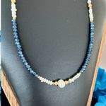 Fashion, accesorii si bijuterii - Femei - Bijuterii femei - Coliere femei - Colier handmade Indira din safir si perle naturale cu argint placat cu aur - Infinity.ro