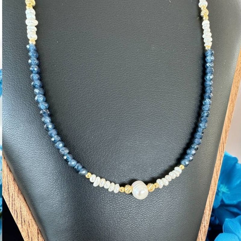 Fashion, accesorii si bijuterii - Femei - Bijuterii femei - Coliere femei - Colier handmade Indira din safir si perle naturale cu argint placat cu aur - Infinity.ro