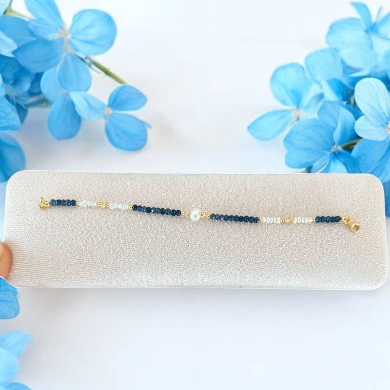 Fashion, accesorii si bijuterii - Femei - Bijuterii femei - Bratari femei - Bratara dama Indira din safir si perle naturale cu argint placat cu aur - Infinity.ro