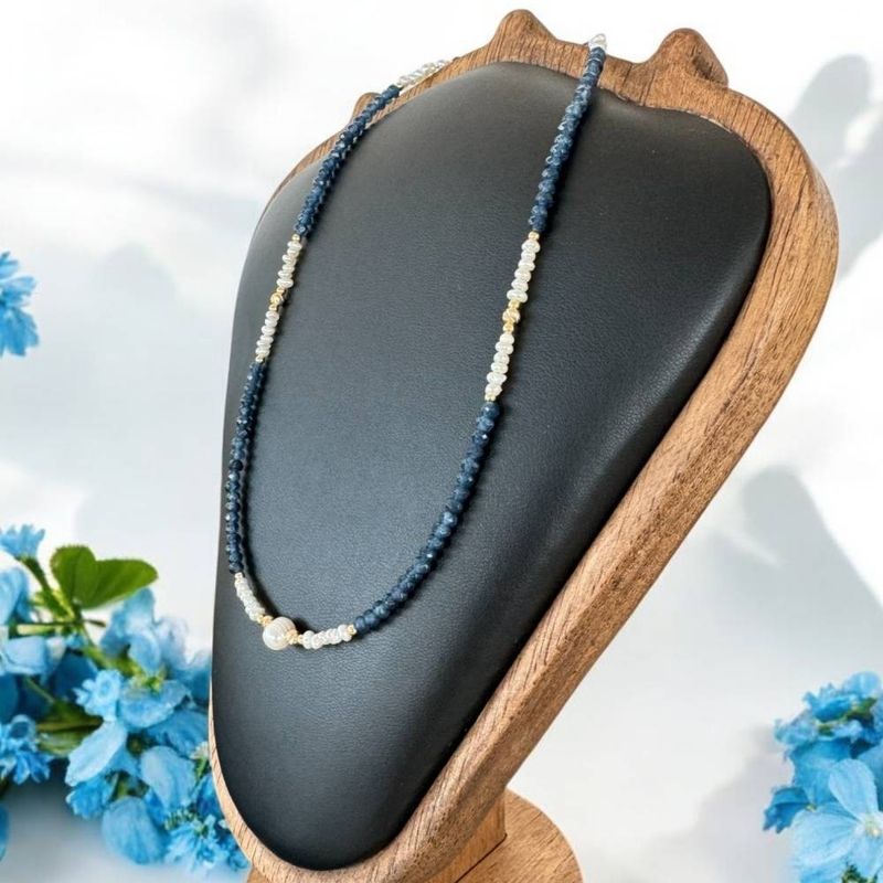 Fashion, accesorii si bijuterii - Femei - Bijuterii femei - Coliere femei - Colier handmade Indira din safir si perle naturale cu argint placat cu aur - Infinity.ro