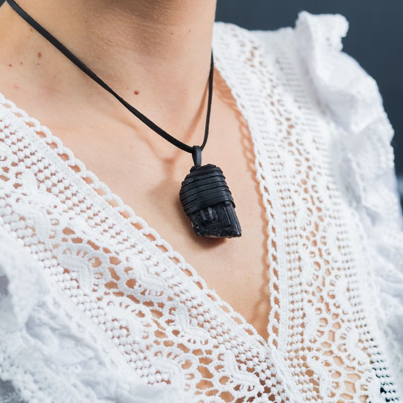 Fashion, accesorii si bijuterii - Femei - Bijuterii femei - Coliere femei - Snur Niran din piele cu pandantiv cristal de turmalina neagra brut, realizat manual - Infinity.ro