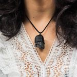 Fashion, accesorii si bijuterii - Femei - Bijuterii femei - Coliere femei - Snur Niran din piele cu pandantiv cristal de turmalina neagra brut, realizat manual - Infinity.ro