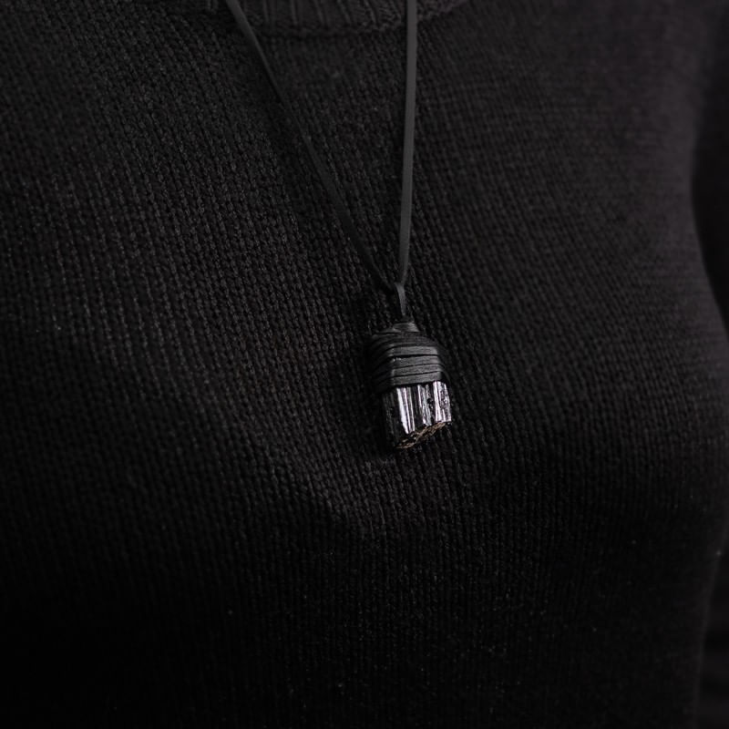 Fashion, accesorii si bijuterii - Femei - Bijuterii femei - Coliere femei - Snur Niran din piele cu pandantiv cristal de turmalina neagra brut, realizat manual - Infinity.ro