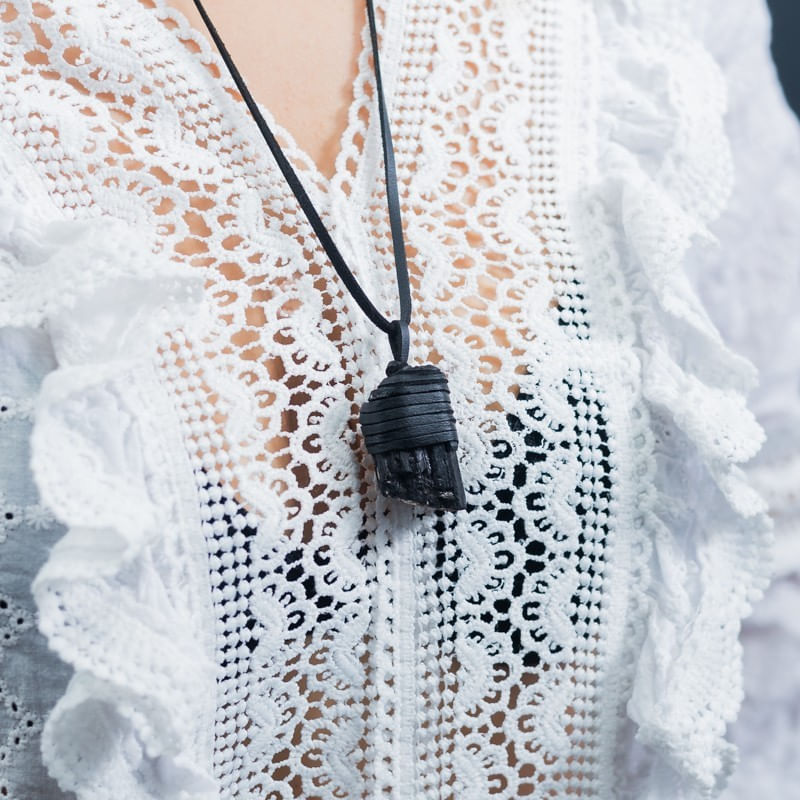 Fashion, accesorii si bijuterii - Femei - Bijuterii femei - Coliere femei - Snur Niran din piele cu pandantiv cristal de turmalina neagra brut, realizat manual - Infinity.ro
