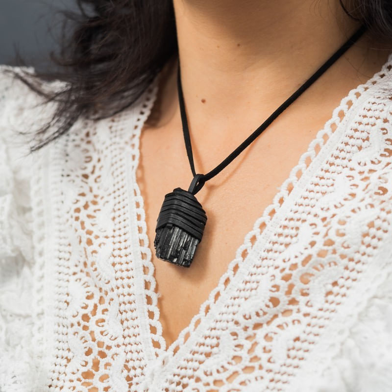 Fashion, accesorii si bijuterii - Femei - Bijuterii femei - Coliere femei - Snur Niran din piele cu pandantiv cristal de turmalina neagra brut, realizat manual - Infinity.ro