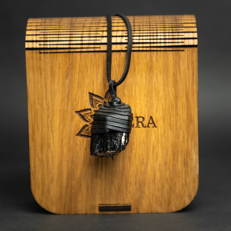 Fashion, accesorii si bijuterii - Femei - Bijuterii femei - Coliere femei - Snur Niran din piele cu pandantiv cristal de turmalina neagra brut, realizat manual - Infinity.ro