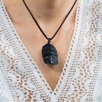 Fashion, accesorii si bijuterii - Femei - Bijuterii femei - Coliere femei - Snur Niran din piele cu pandantiv cristal de turmalina neagra brut, realizat manual - Infinity.ro