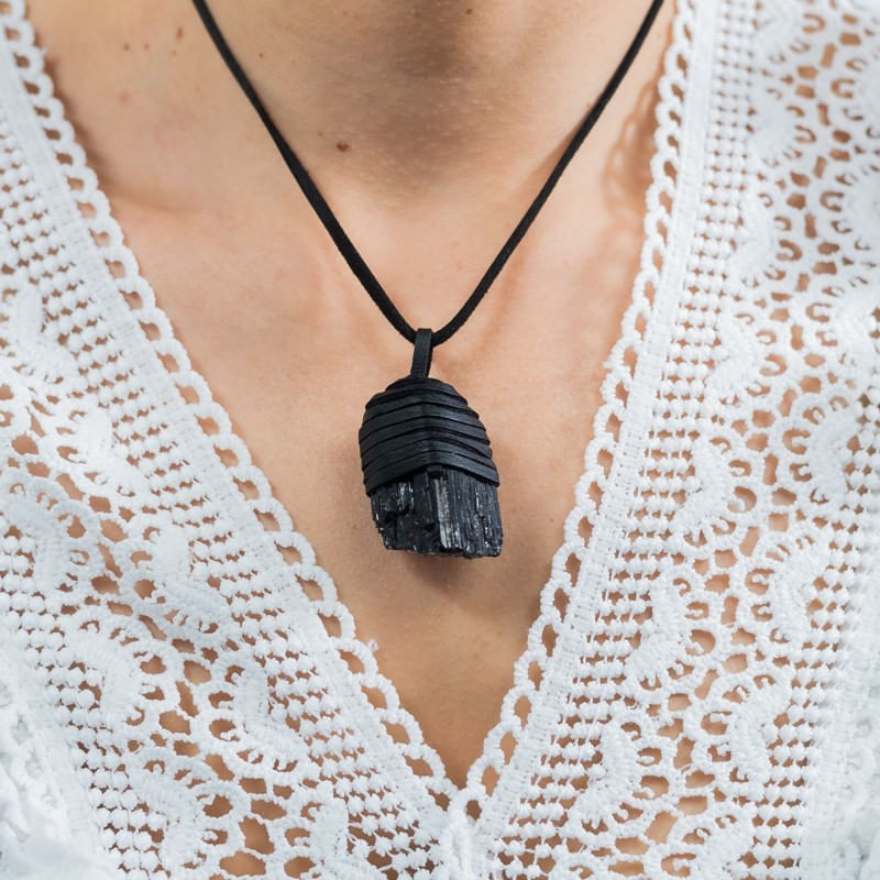 Fashion, accesorii si bijuterii - Femei - Bijuterii femei - Coliere femei - Snur Niran din piele cu pandantiv cristal de turmalina neagra brut, realizat manual - Infinity.ro