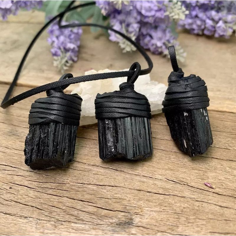 Fashion, accesorii si bijuterii - Femei - Bijuterii femei - Coliere femei - Snur Niran din piele cu pandantiv cristal de turmalina neagra brut, realizat manual - Infinity.ro