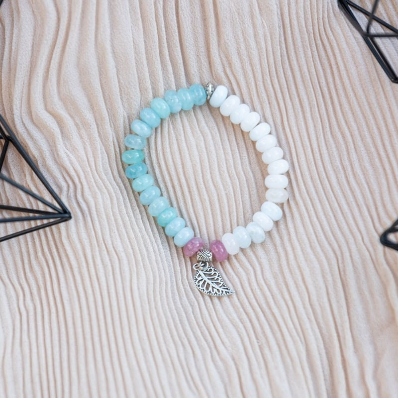 Fashion, accesorii si bijuterii - Femei - Bijuterii femei - Bratari femei - Mayra, bratara dama realizata manual din cristale de Morganit cu charm frunza - Infinity.ro