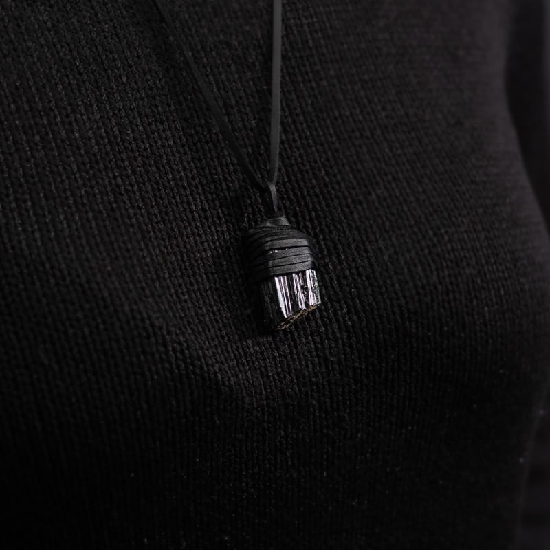 Fashion, accesorii si bijuterii - Femei - Bijuterii femei - Coliere femei - Snur Niran din piele cu pandantiv cristal de turmalina neagra brut, realizat manual - Infinity.ro